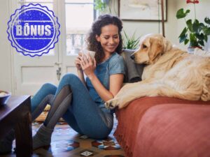 ragazza seduta vicino al cane e grafica bonus