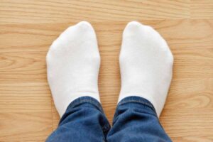 Piedi con calzini bianchi e jeans
