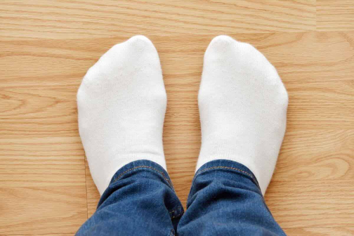 Piedi con calzini bianchi e jeans
