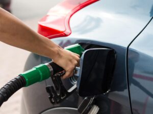 persona che fa benzina