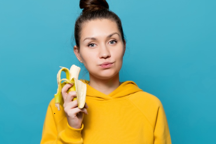 donna che mangia banana