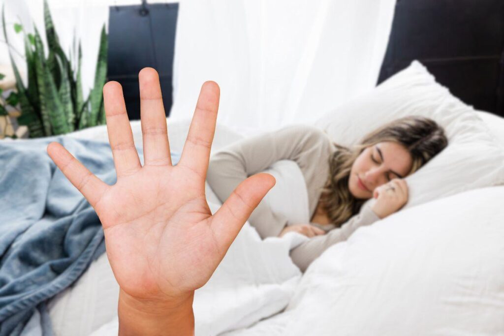 mano che fa numero 5 e donna che dorme