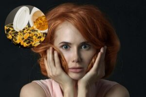 donna preoccupata con le mani sulle guance