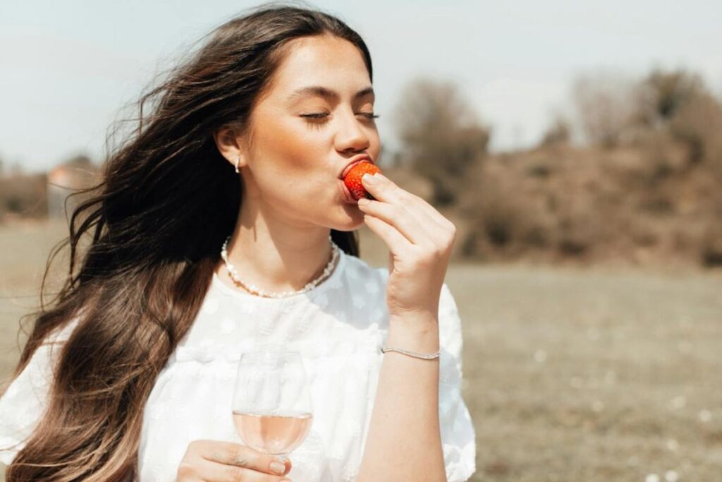 Ragazza che mangia frutta