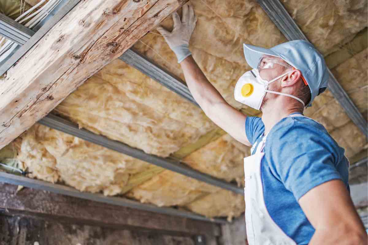 Tecnico che installa materiale isolante