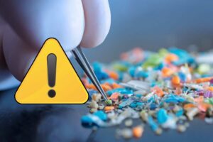 Microplastiche e simbolo attenzione