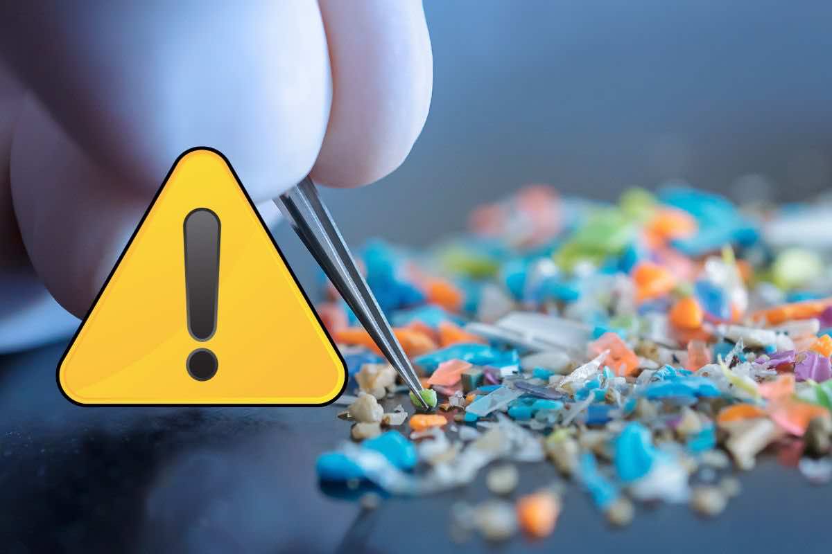 Microplastiche e simbolo attenzione