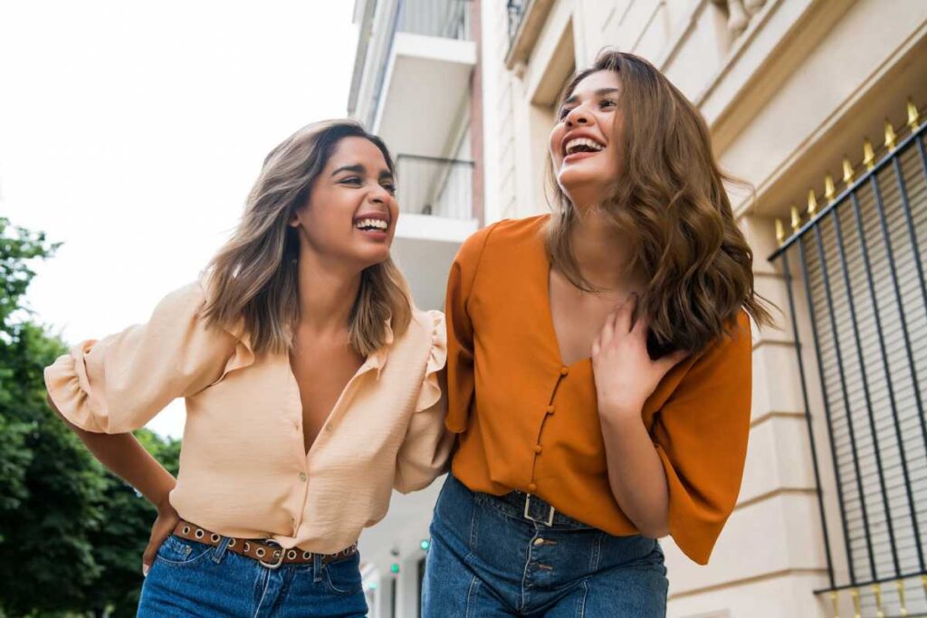 Due ragazze che sorridono