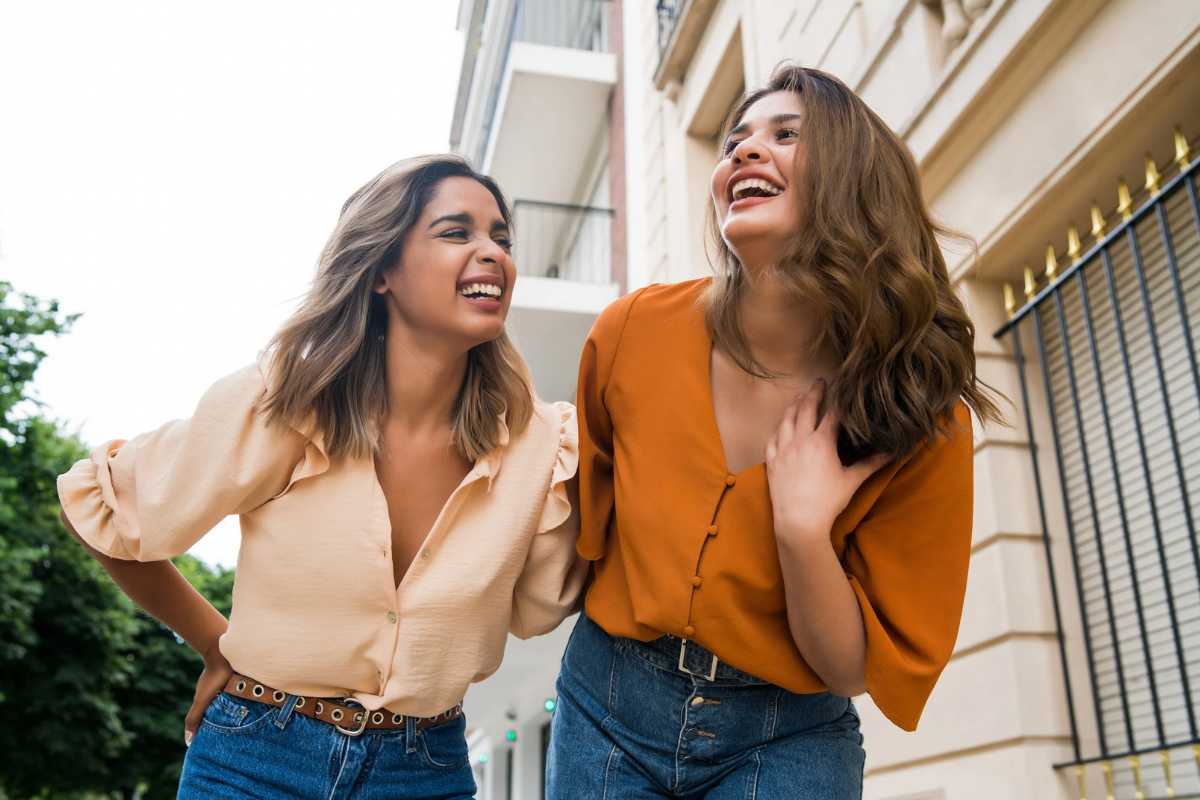 Due ragazze che sorridono