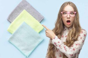 panni in microfibra e donna stupita che indica