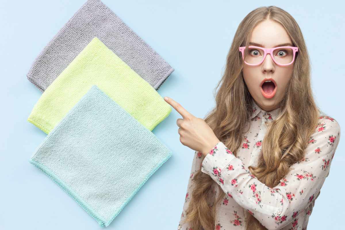 panni in microfibra e donna stupita che indica