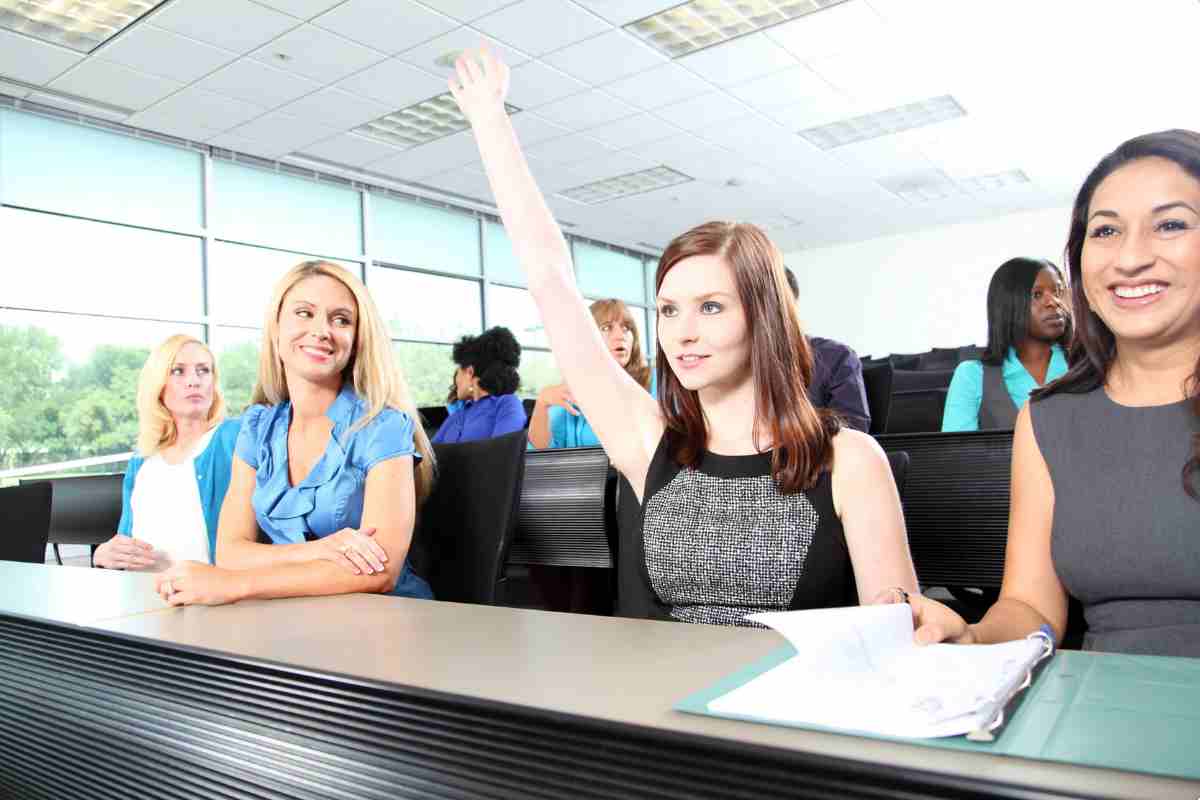 Donna che alza la mano in aula