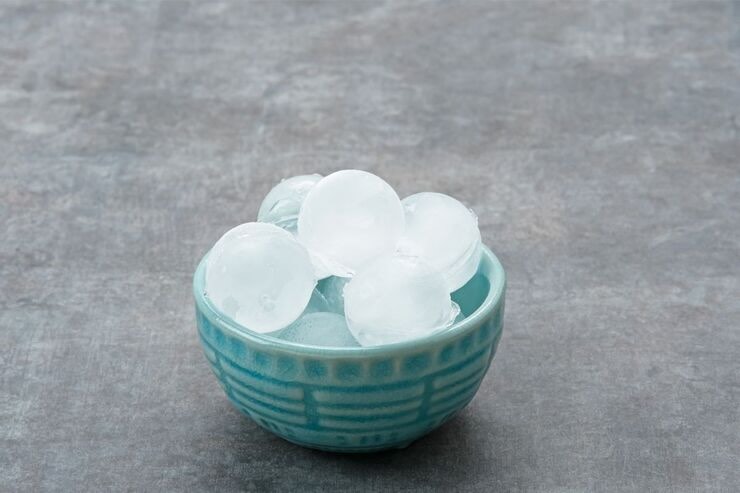 Ciotola azzurra con palline di ghiaccio