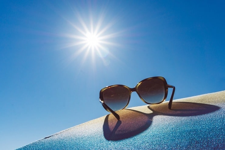 Occhiali da sole sotto il sole che splende
