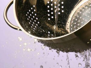 scolapasta con acqua