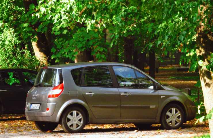 auto parcheggiata all'ombra