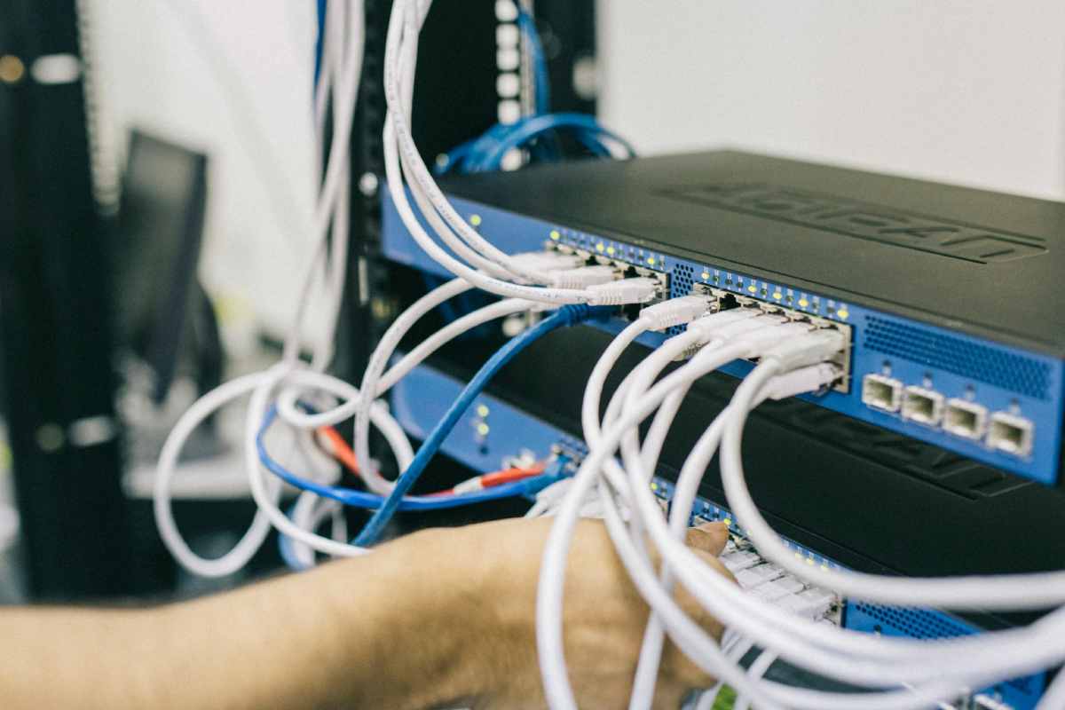 Un router con vari cavi