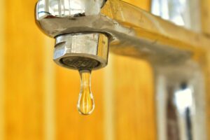 Rubinetto dell'acqua con goccia che cade
