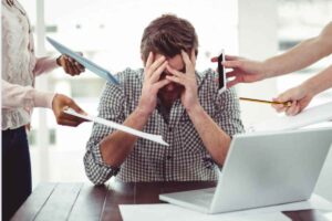 uomo stress da troppo lavoro