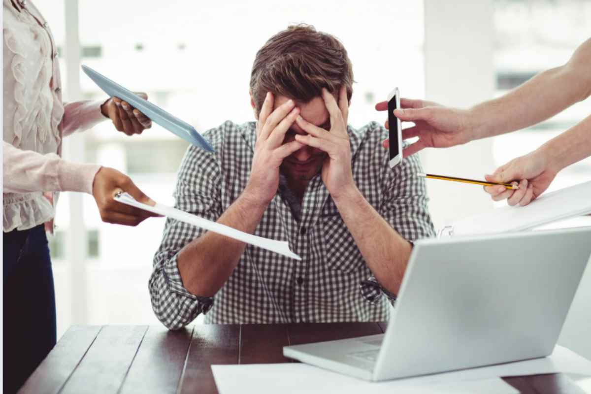 uomo stress da troppo lavoro
