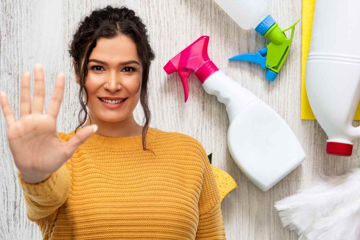 donna mano cinque prodotti pulizie