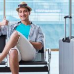 viaggiatore in aeroporto