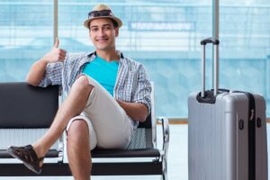 viaggiatore in aeroporto